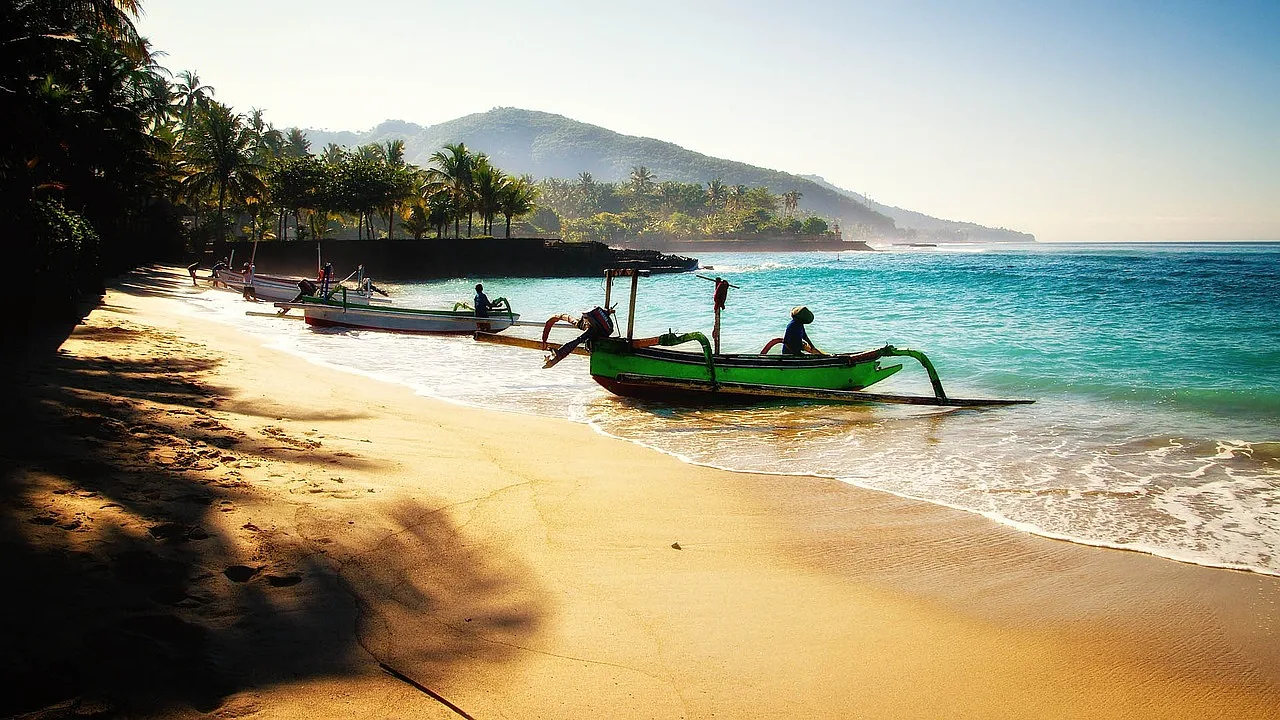 łodzie na brzegu piaszczystej plaży na Bali