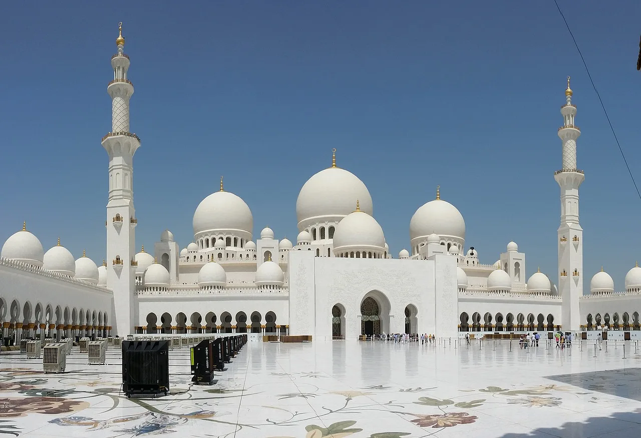 Biała świątynia w Emiratach Arabskich, turyści zwiedzający to miejsce