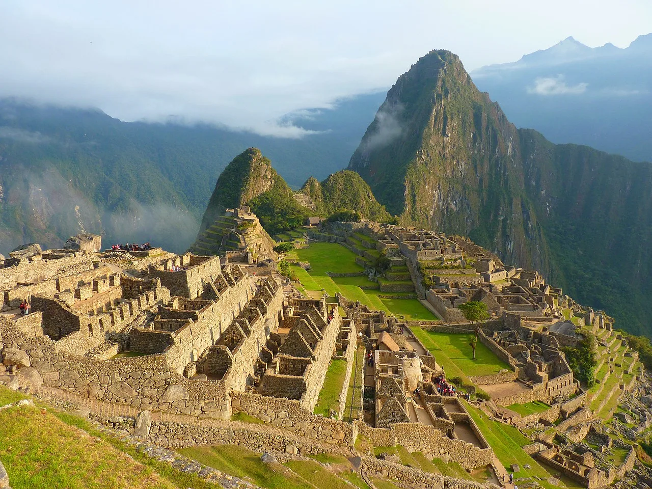 krajobraz Machu Picchu w Peru, zabytkowe budowle, ogromne góry