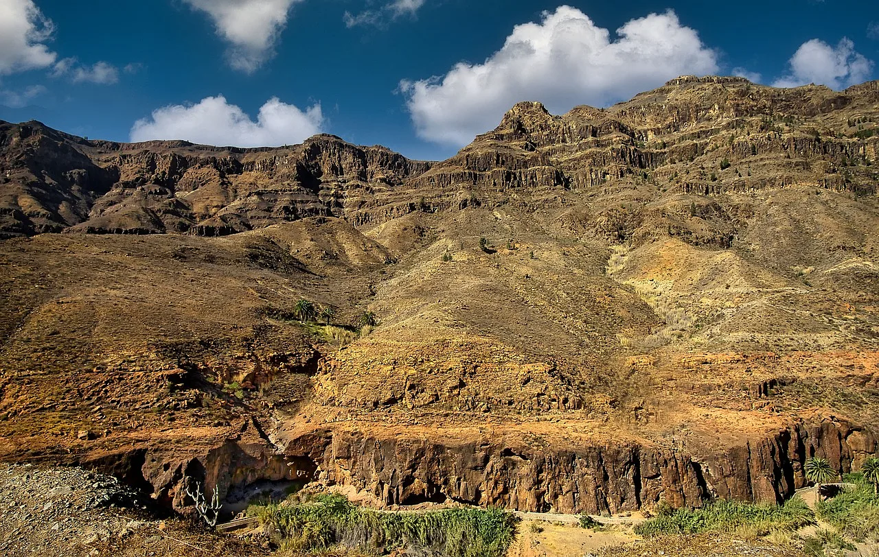 krajobraz górski Gran Canaria, niebo z chmurami nad górami