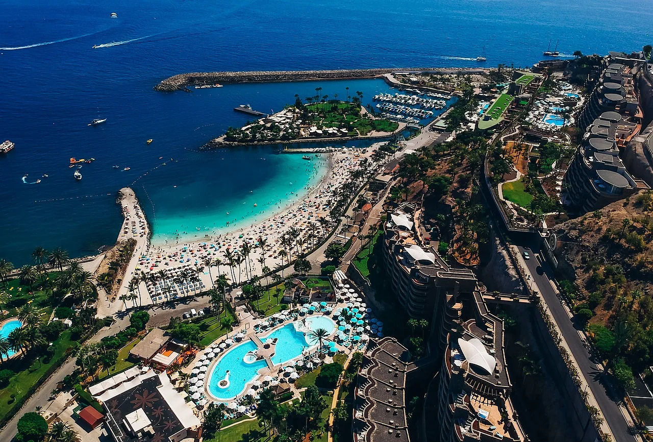 plaża i resorty wypoczynkowe na wybrzeżu oceanu, Gran Canaria