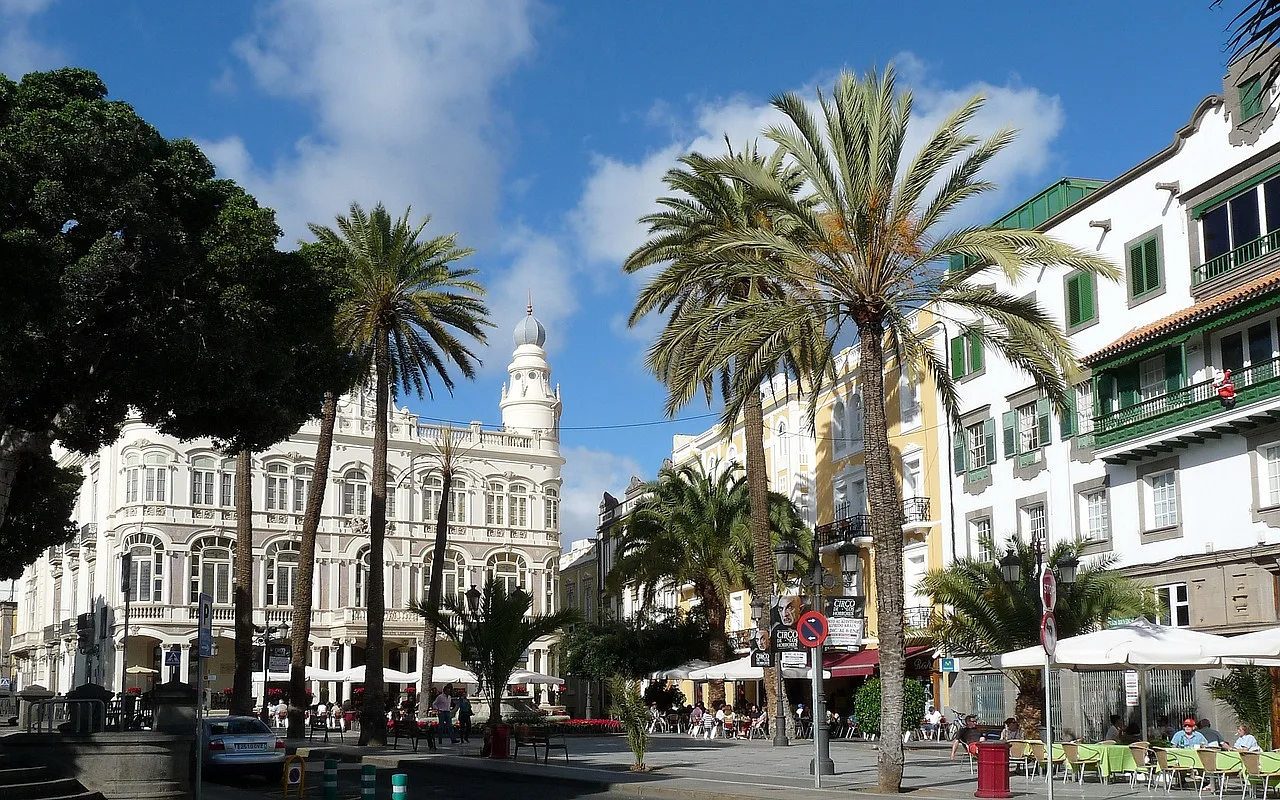 palmy, ogródki restauracji, kamienice w miasteczku na Gran Canaria