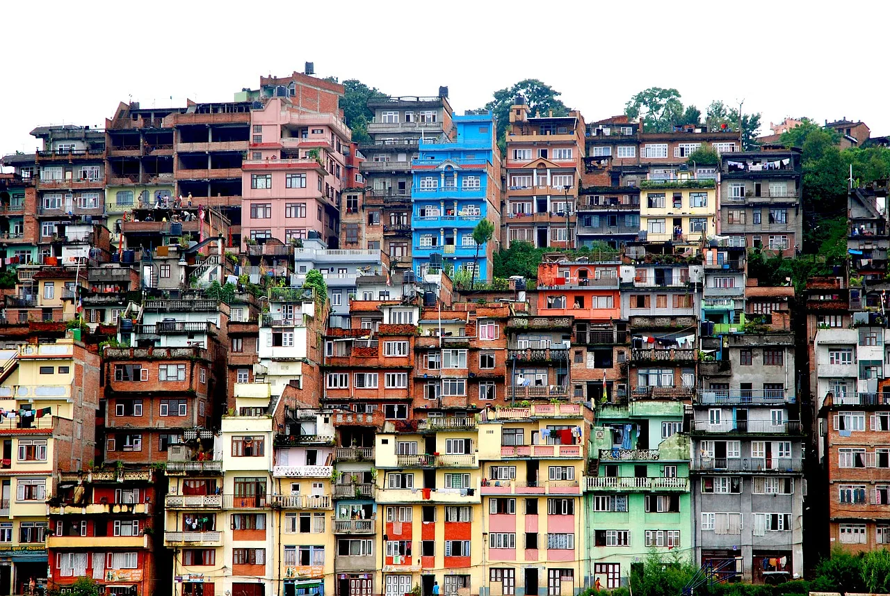 widok na kolorowe domy w Nepalu