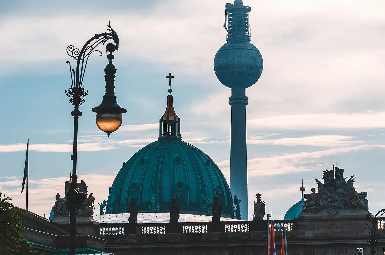 kopuła kościół i wieża telewizyjna w Berlinie