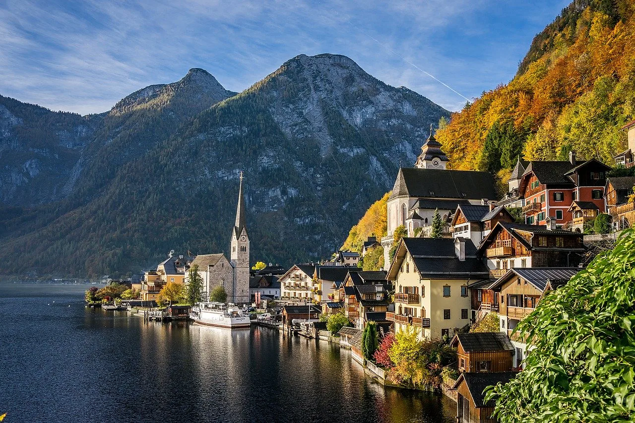 miasteczko Hallstatt z domkami ze strzelistymi a w tle potężne góry