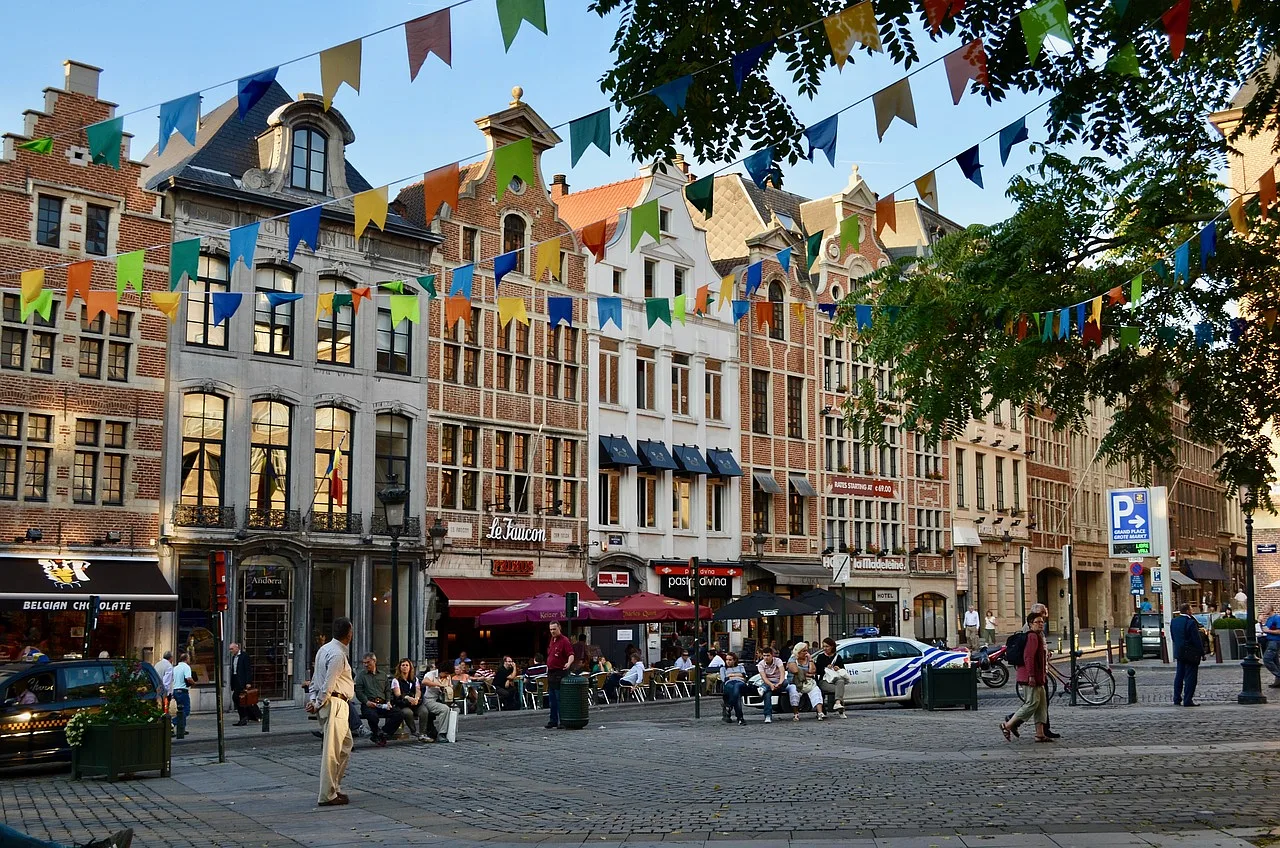 kolorowa ulica Brukseli, restauracje i kamienice, Belgia
