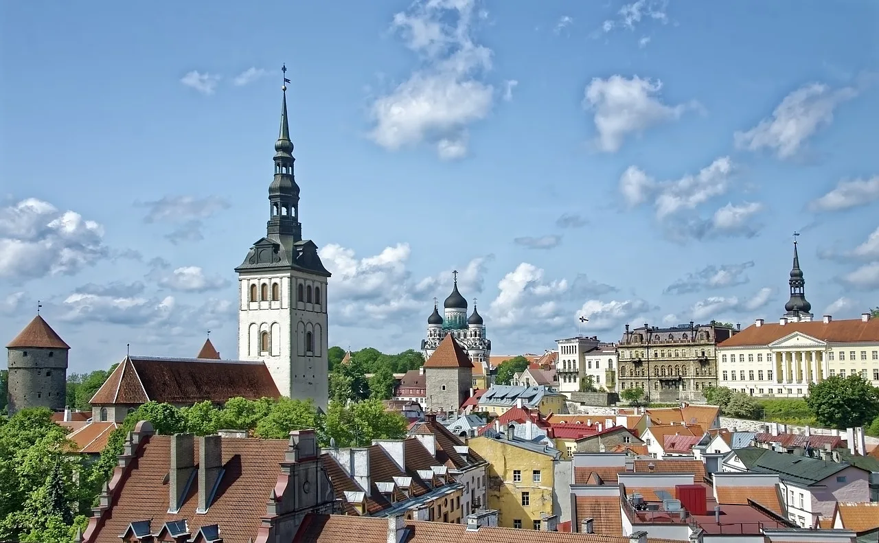 krajobraz miejski, liczne kolorowe dachy i wysokie wieże kościołów