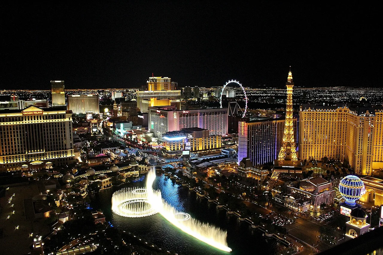 Las Vegas nocą, podświetlone miasto tętniące życiem i przepychem