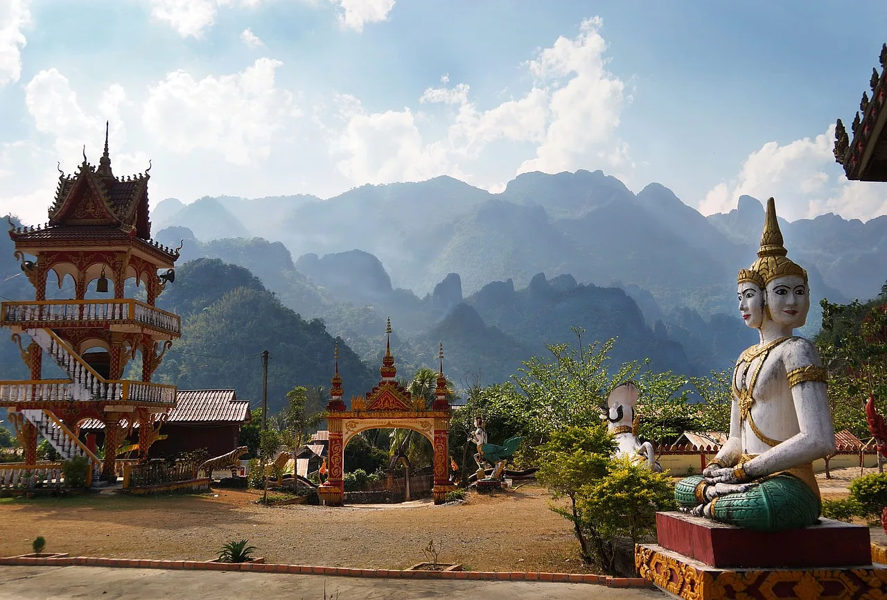 świątynia w Laos z zabytkami a w tle góry