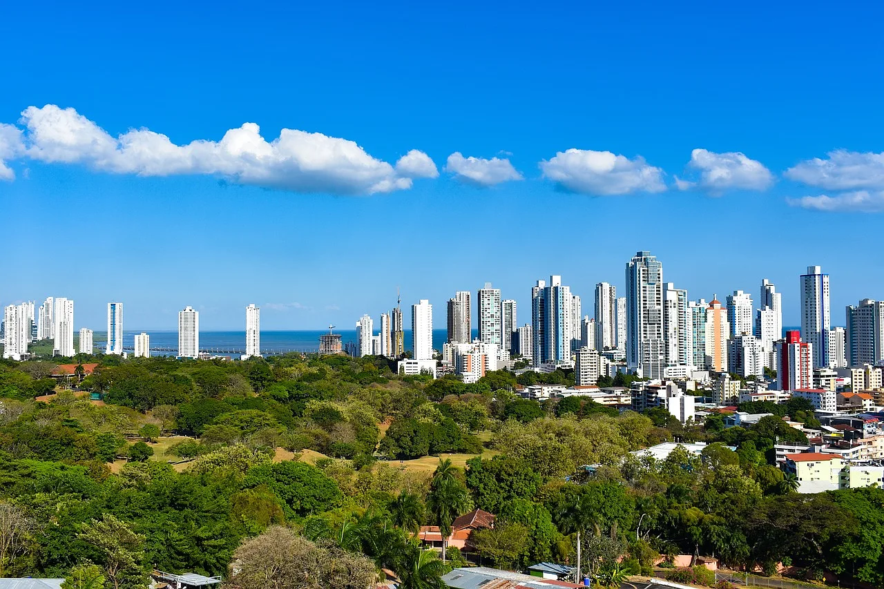 miasto Panama oraz teren zielony, niebieskie niebo z pojedynczymi niewielkimi chmurami