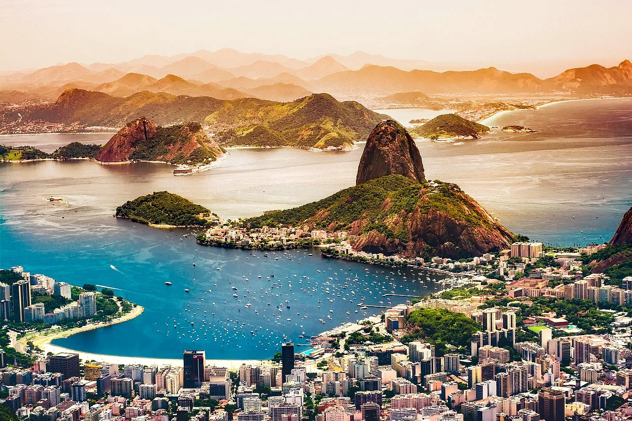 Widok na krajobraz miejski Rio de Janeiro, w tle góry oraz morze w okolicy miasta