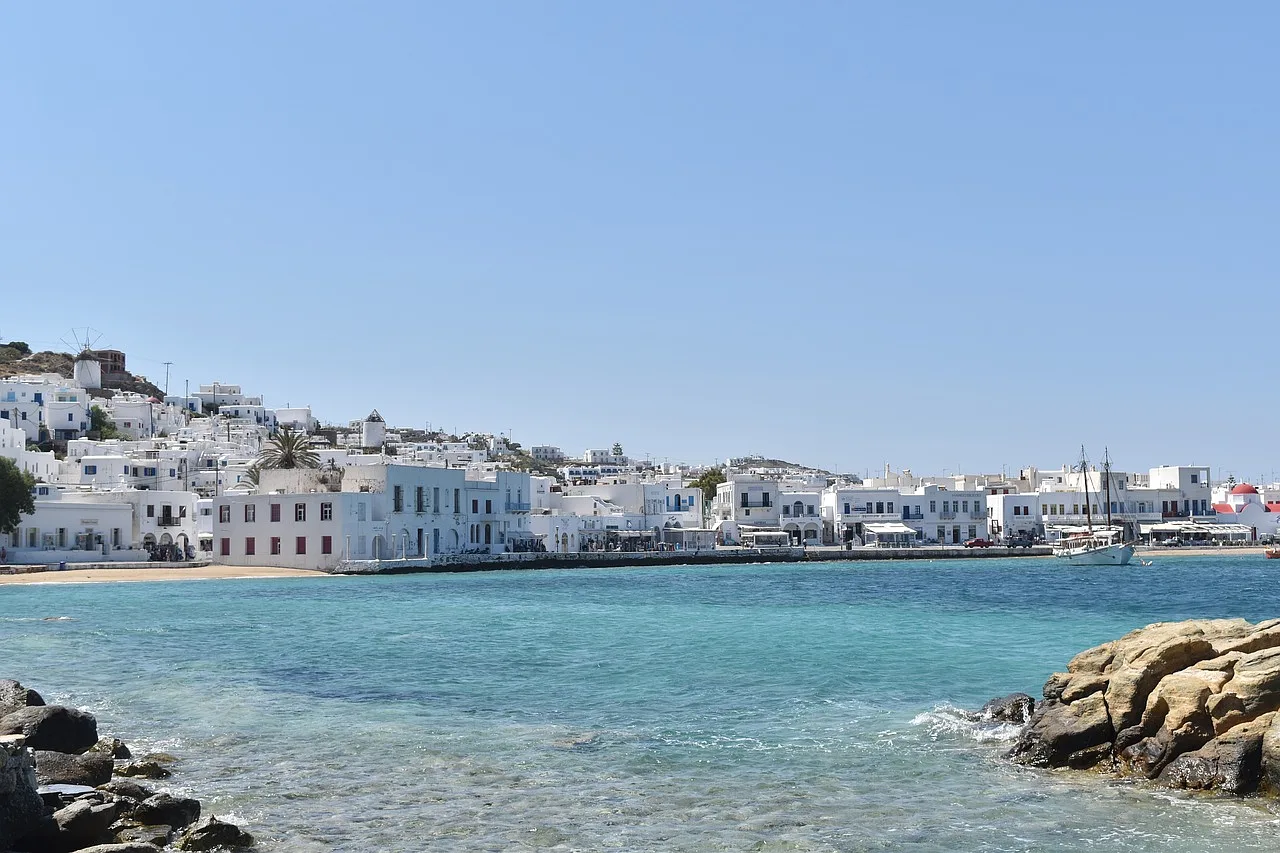 Wybrzeże Mykonos, białe domy i jasnobłękitna woda oraz niebo