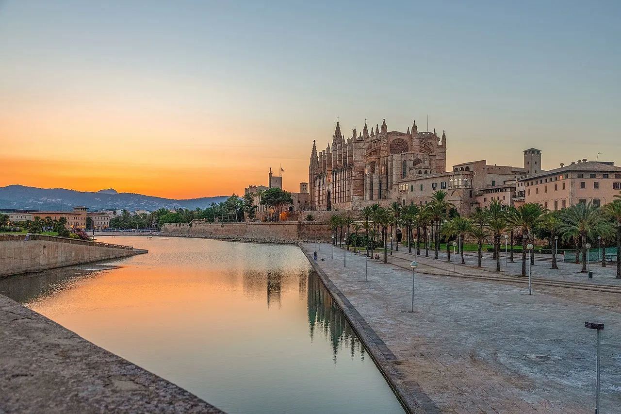 Katedra w palma de Mallorca oraz rzeka i uroki miasta o zachodzie słońca