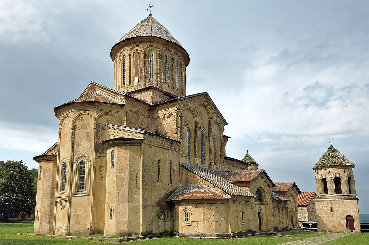 dwunastowieczny monastyr nazwany Gelati, zachmurzone niebo
