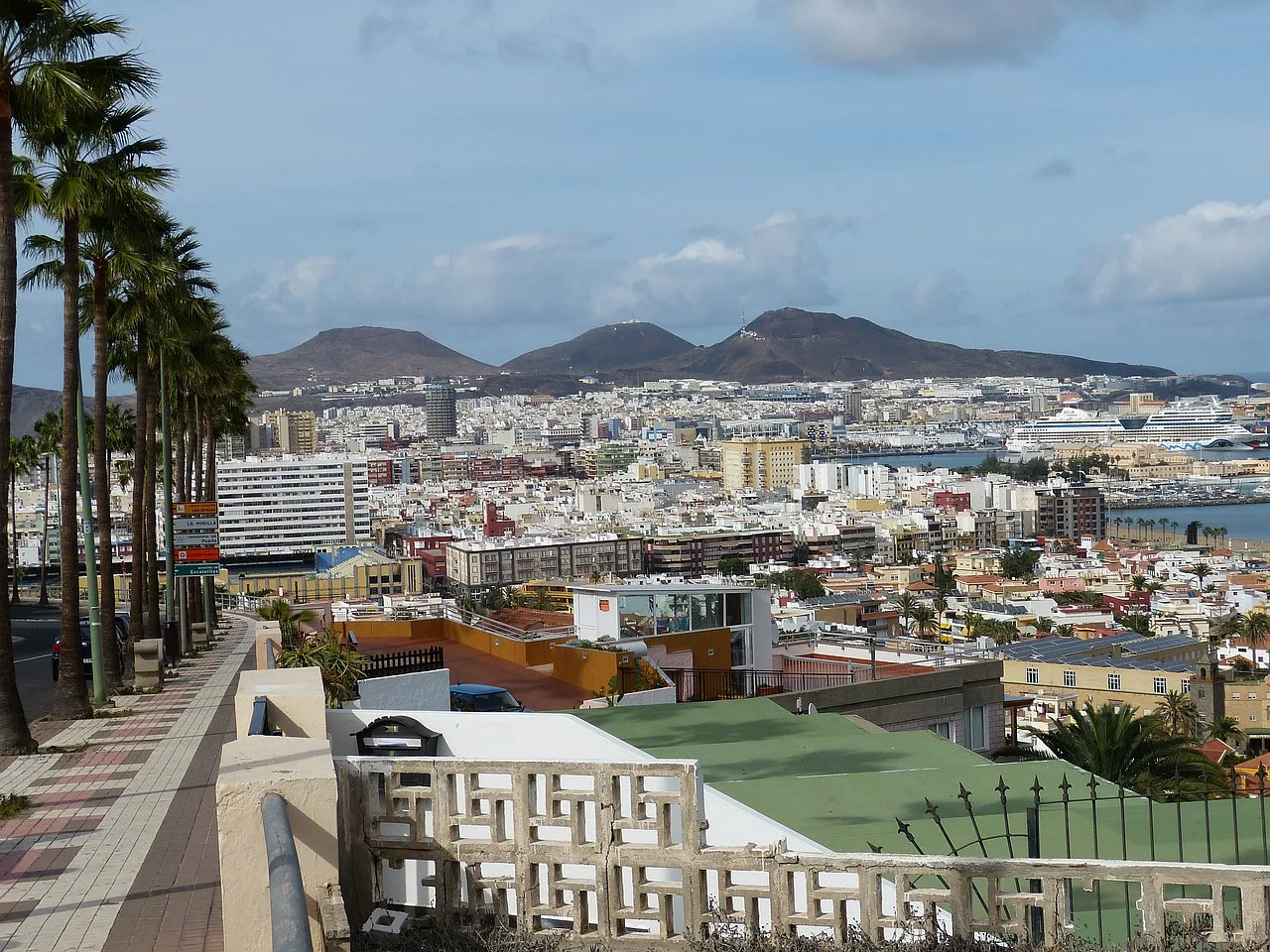 krajobraz miejski, Las Palmas, góry w tle miasta,