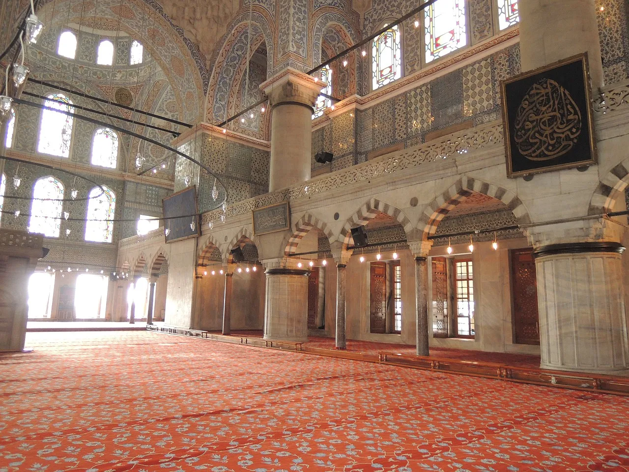 Błękitny Meczet od środka, czerwony dywan i światło wpadające przez okna islamskiej swiątyni