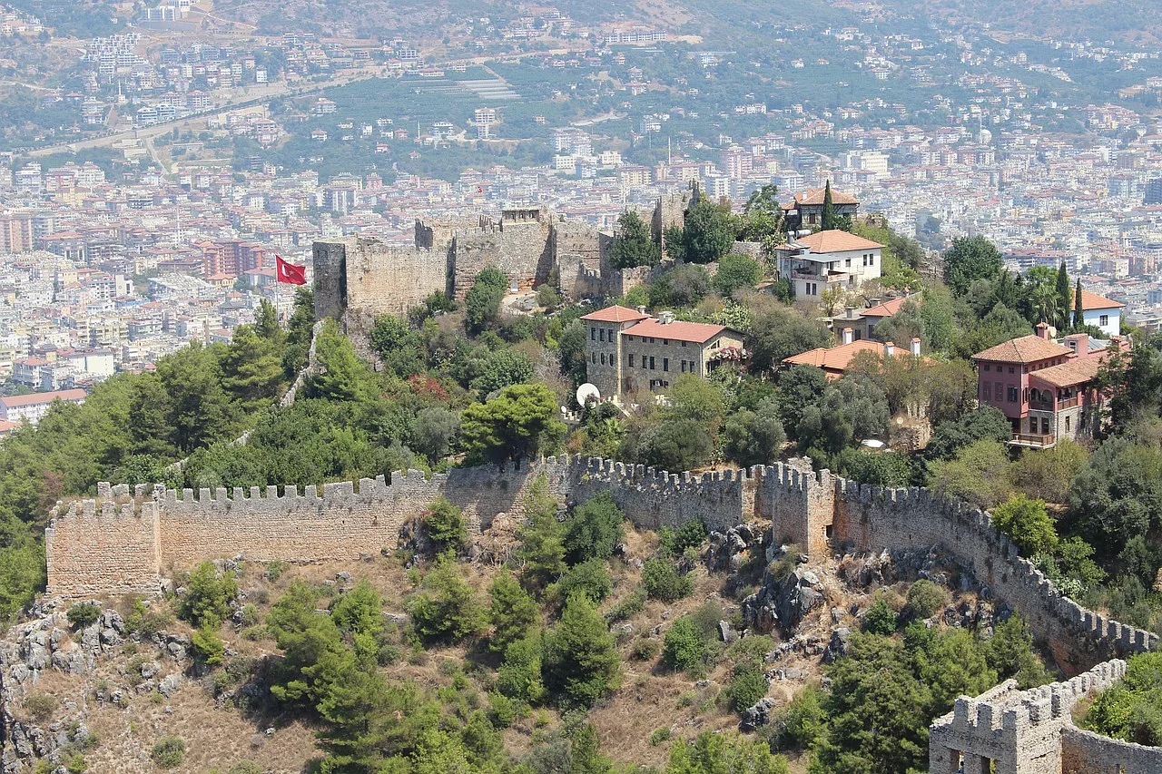 zamek i stare miasto otoczone drzewami, alanya