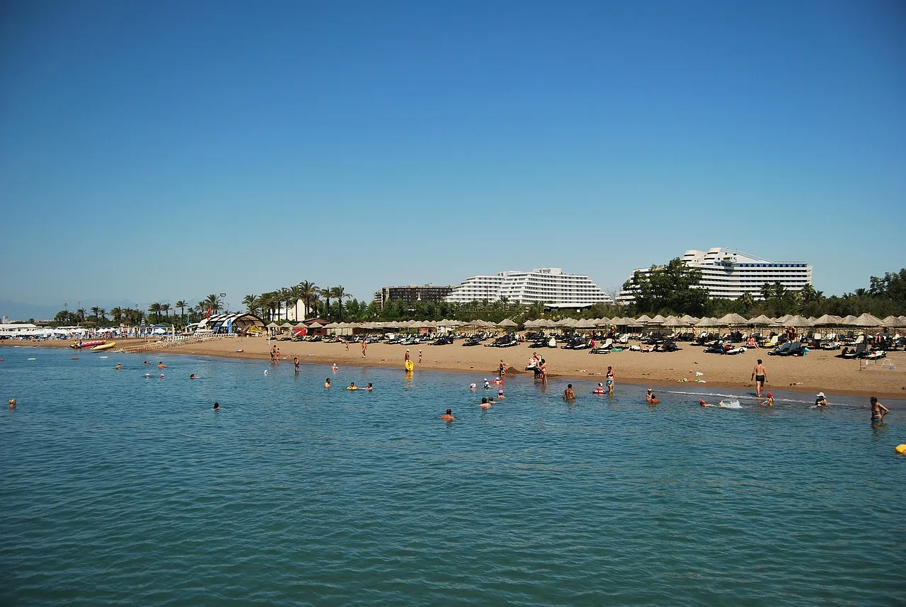 plaża belek wraz z urlopowiczami bawiącymi się na brzegu i w wodzie