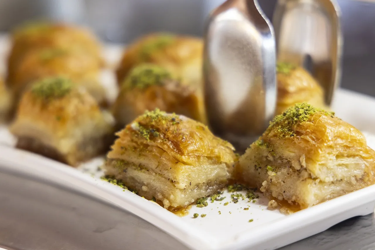 turecka baklawa ułożona w staranny sposób na talerzyku
