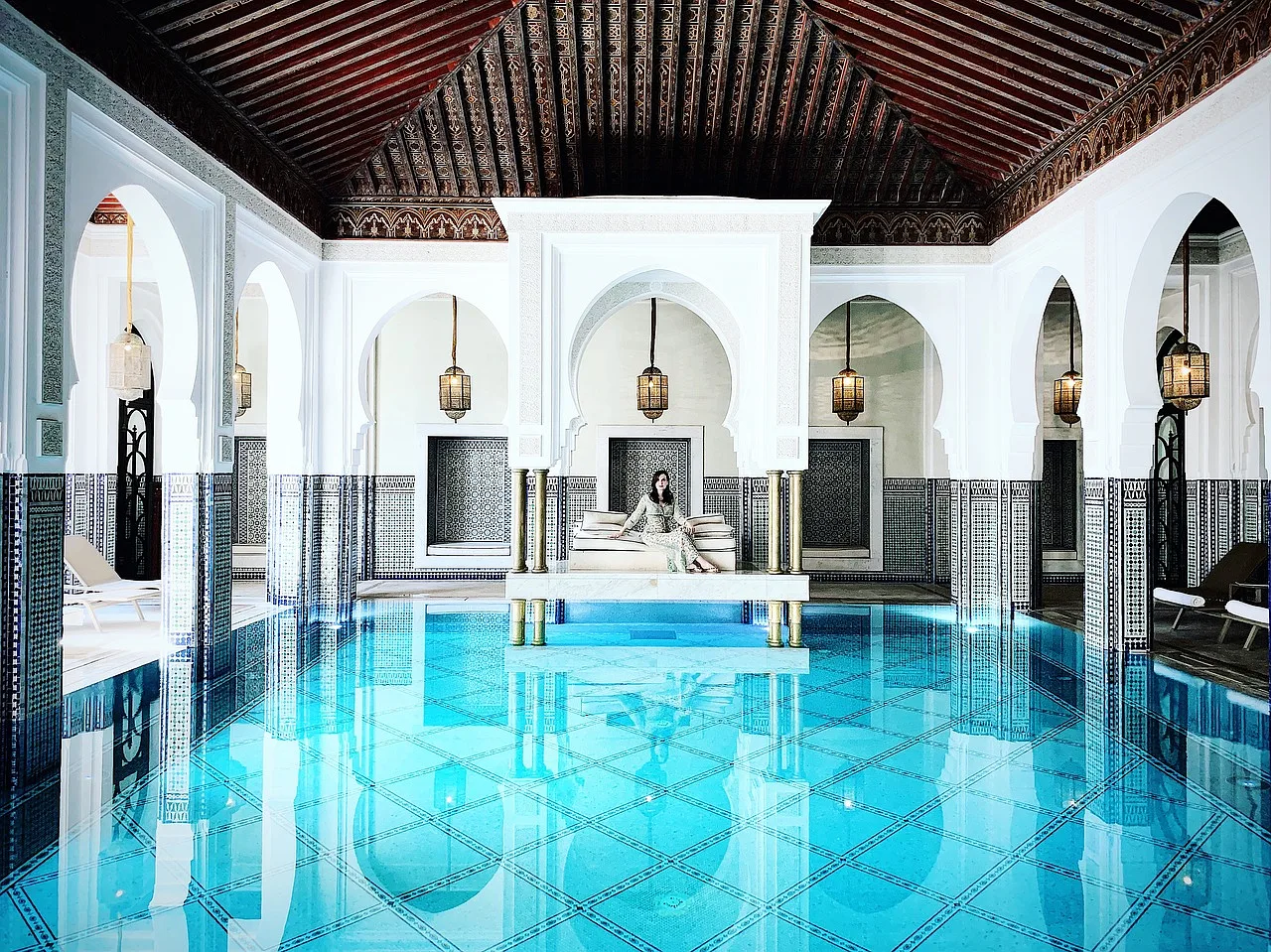 Romantyczne orientalne spa z hammamem, dekoracyjną architekturą