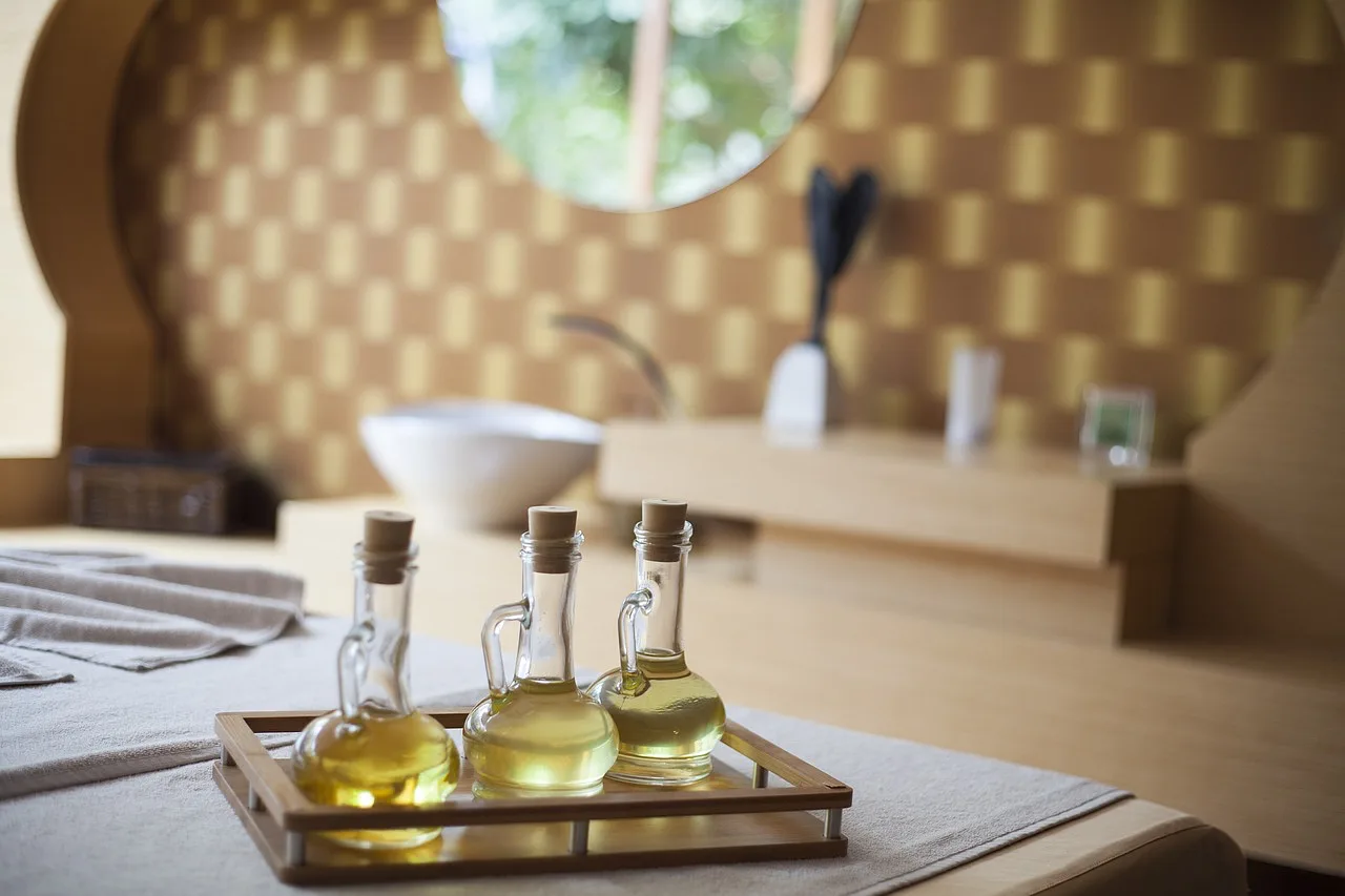 Luksusowy masaż z użyciem aromatycznych olejków, idealnym na relaksujące wakacje.