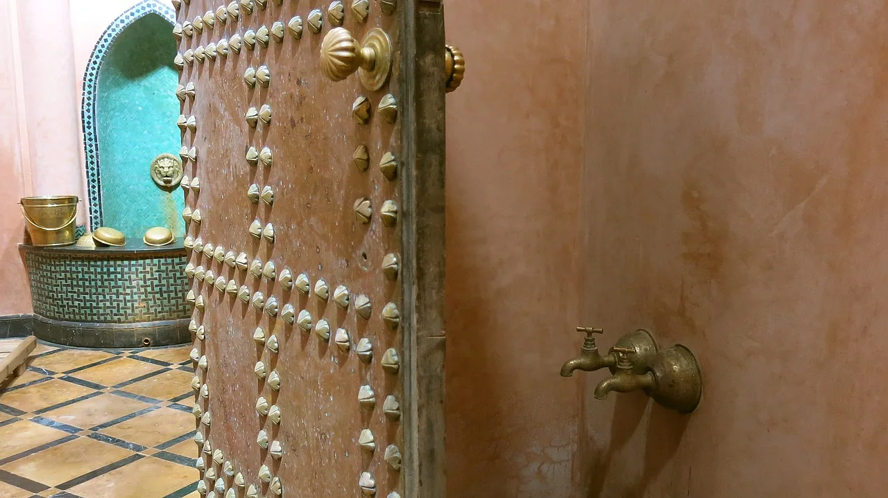 Tradycyjny hammam z orientalną architekturą i parującą sauną, idealny do relaksu i odnowy w duchu wellness.