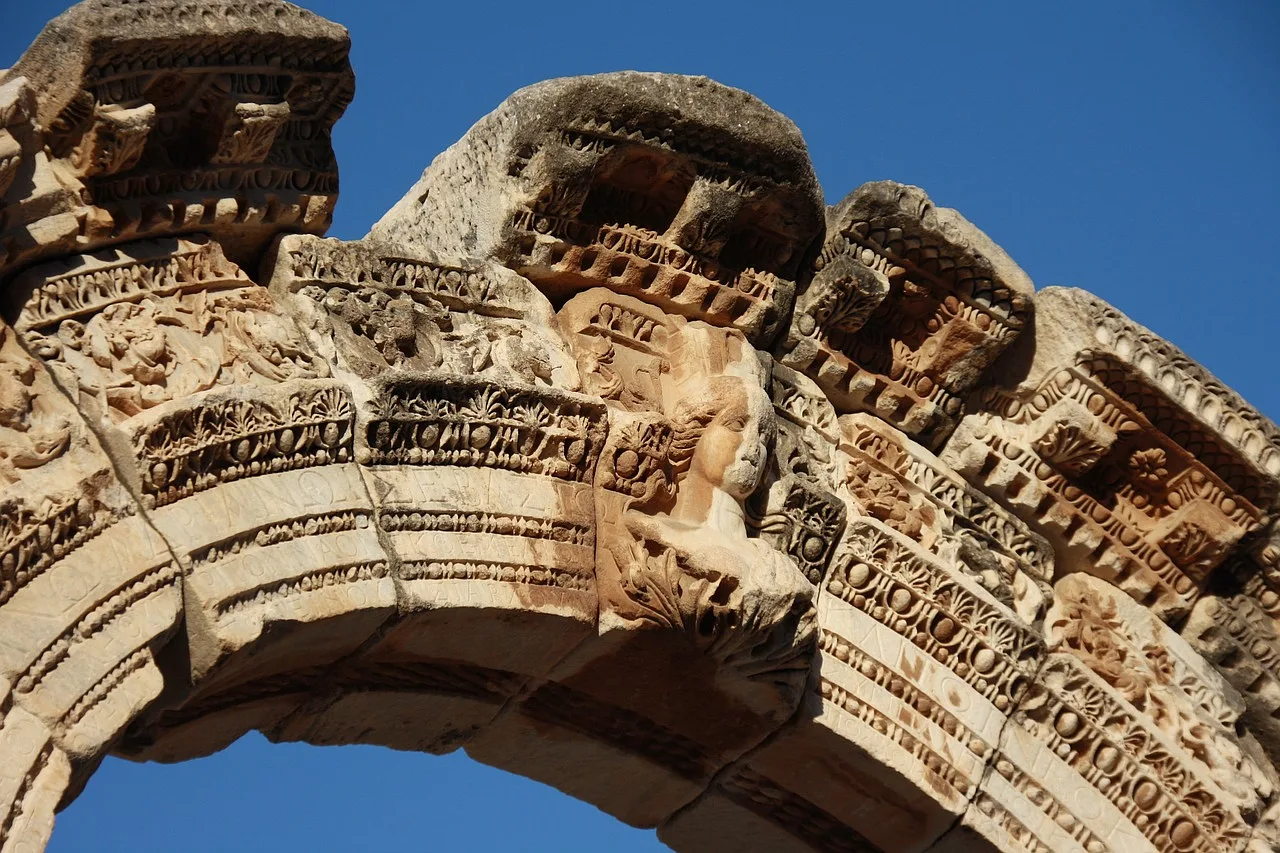 Widok na starożytne ruiny w Efezie, Izmir, Turcja, ukazujące antyczną architekturę i kamienne struktury.