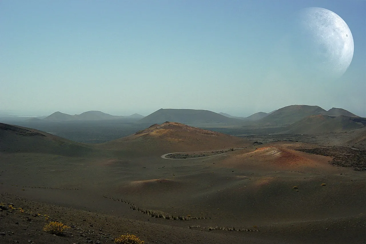 wulkaniczne skały i czarny piach Lanzarote