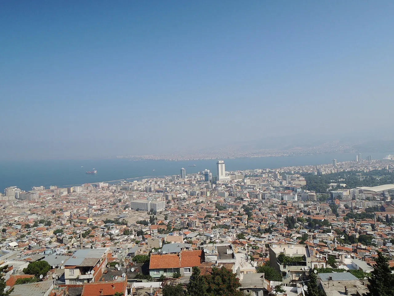 rozciągający krajobraz miejski Izmir, morze w tle