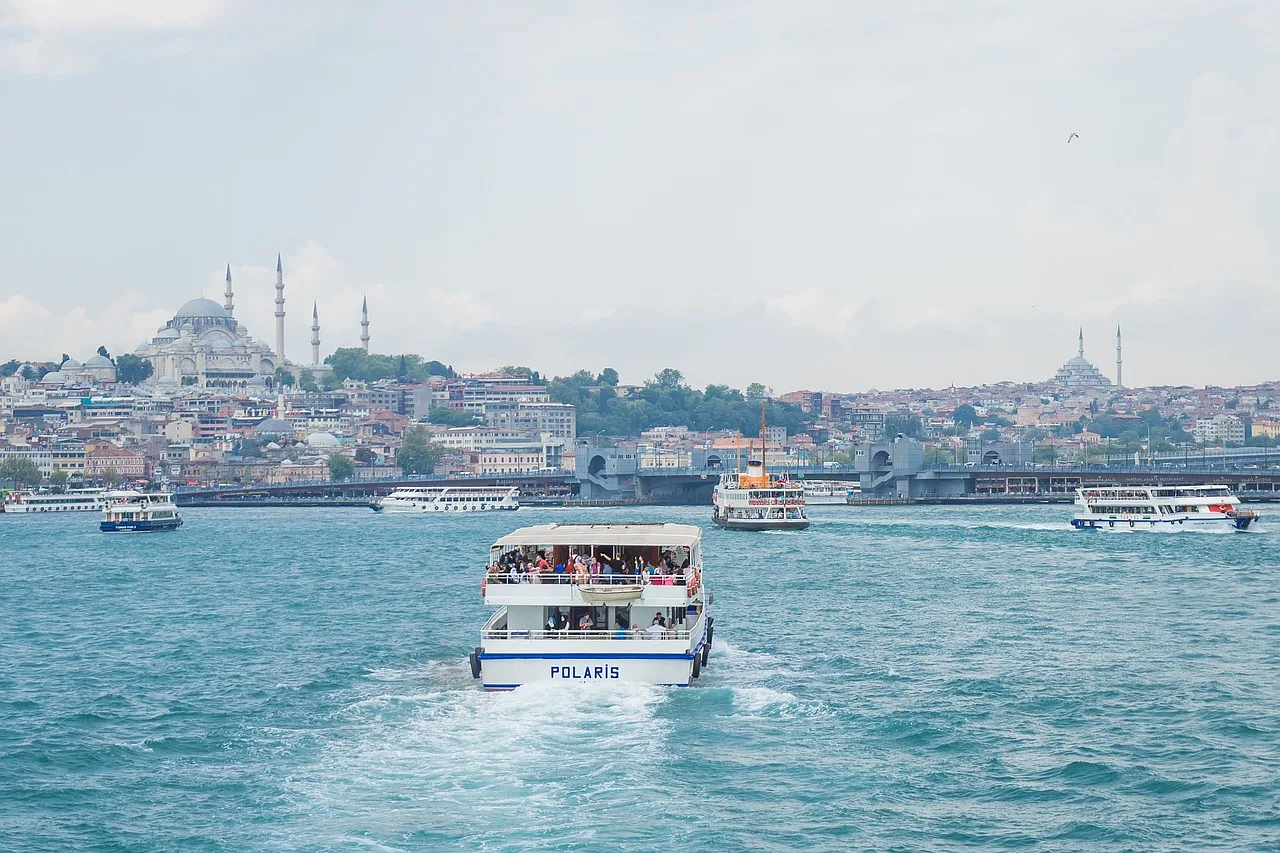 Statek wycieczkowy płynący po Morzu Marmara z widokiem na historyczne centrum Stambułu, z perspektywy Azji.