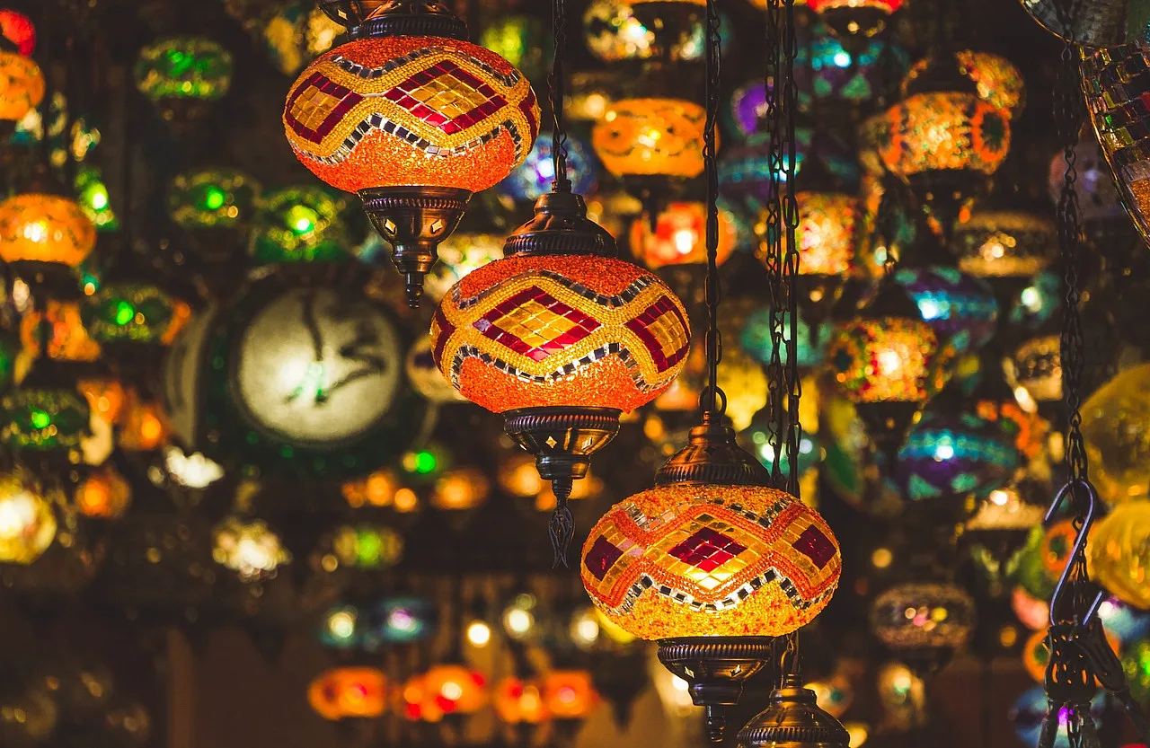 Kolorowe lampy wiszące w sklepie w Stambule, reprezentujące islamską kulturę i turystyczne atrakcje miasta.