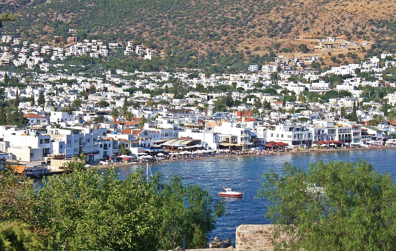 Wybrzeże w Bodrum, Turcja z widokiem na morze Egejskie, gdzie cumują żaglówki i łodzie w marinie