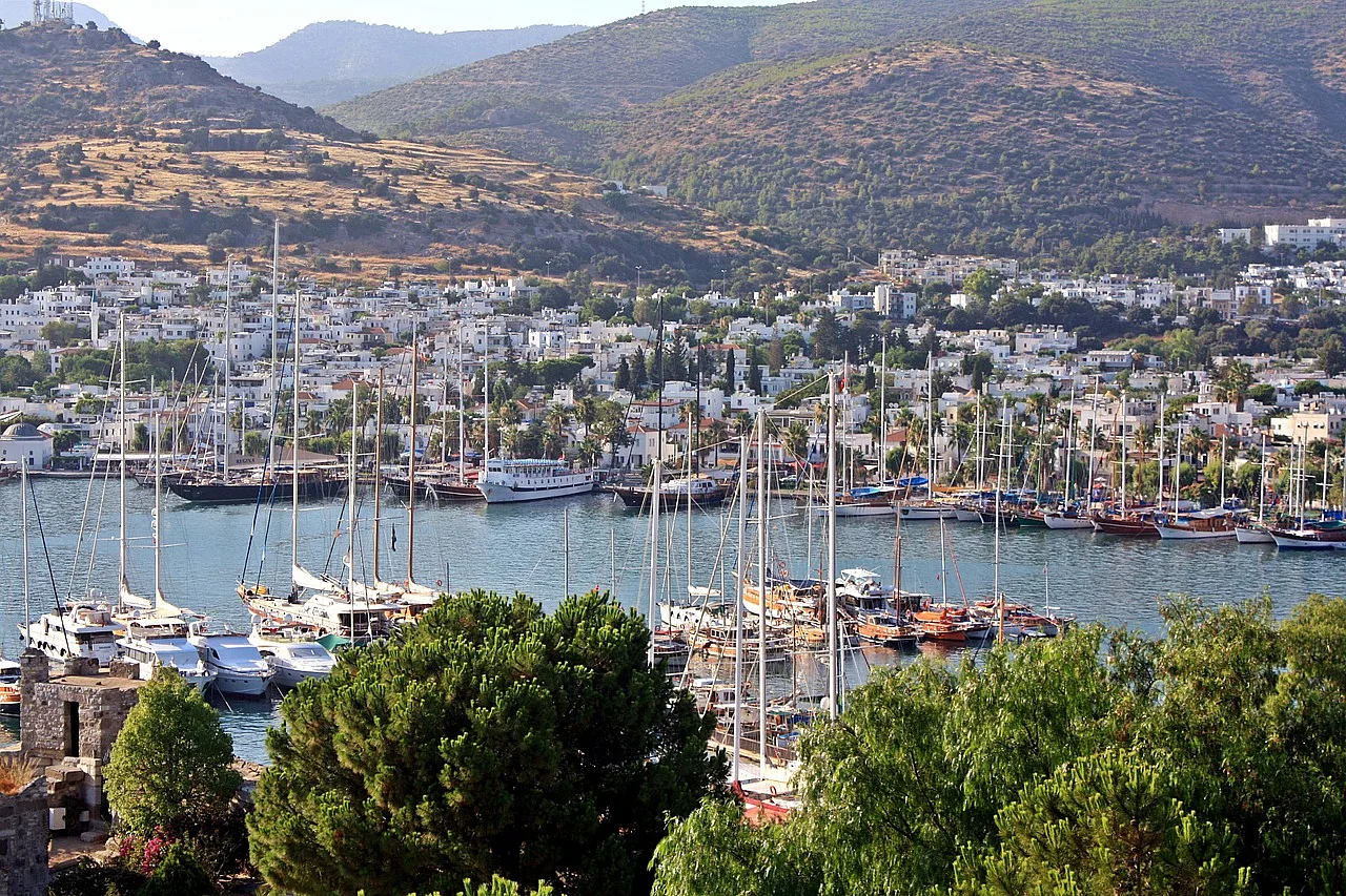 Relaksujący widok na marinę w Bodrum, Turcja, z jachtami i żaglówkami w spokojnej zatoce