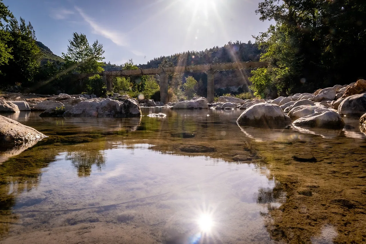 Widok na naturę w Antalya: jezioro, rzeka, góry i las o wschodzie słońca.
