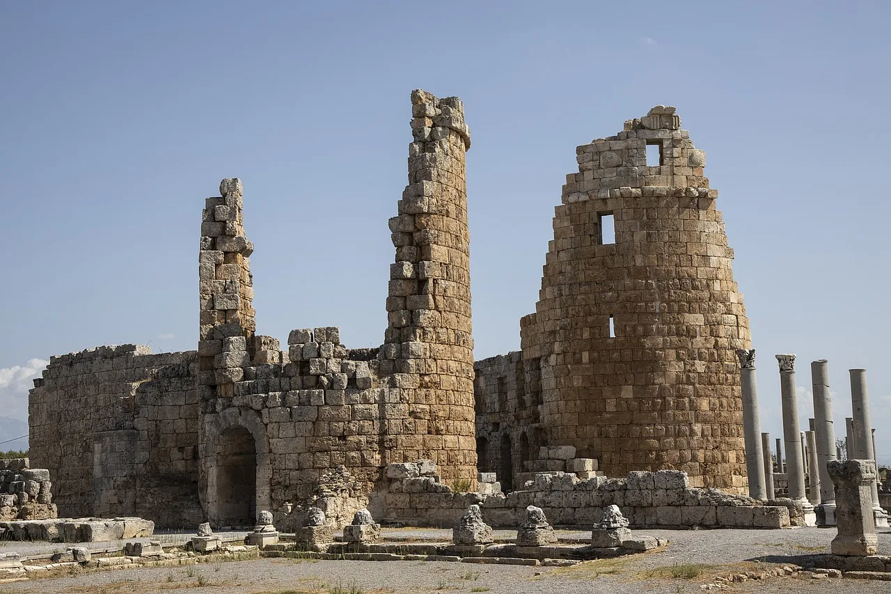 Starożytne ruiny budynku w Perge, Antalya, Turcja, zbudowane z kamienia