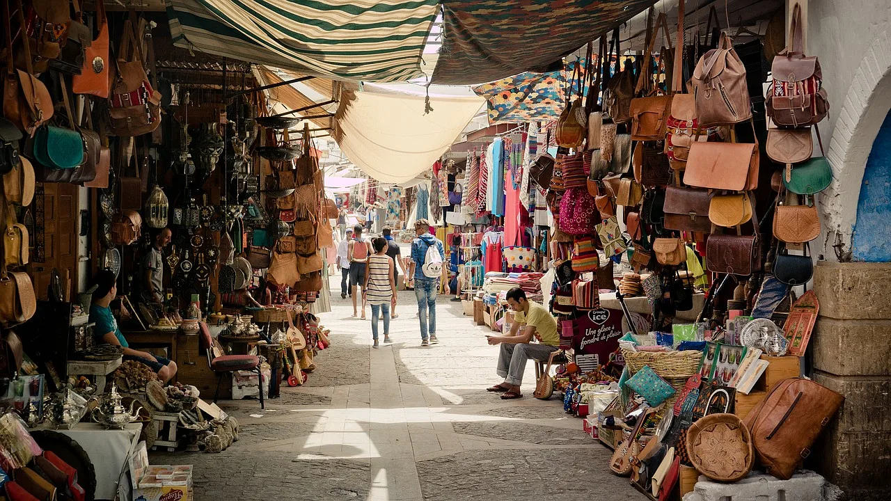 Orientalny bazar Souk z alejkami pełnymi arabskich przedmiotów i pamiątek na sprzedaż