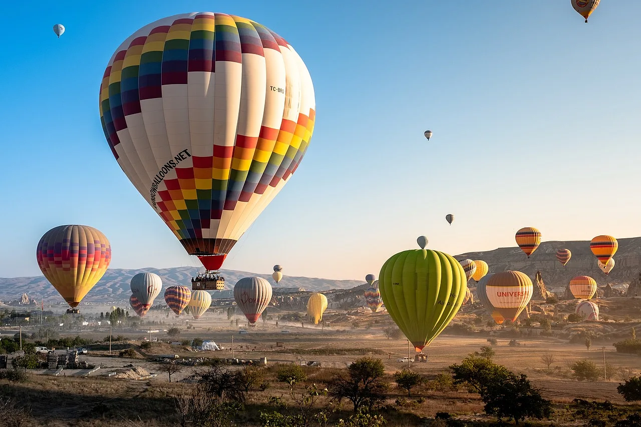 Balony na gorące powietrze przygotowujące się do startu w Kapadocji