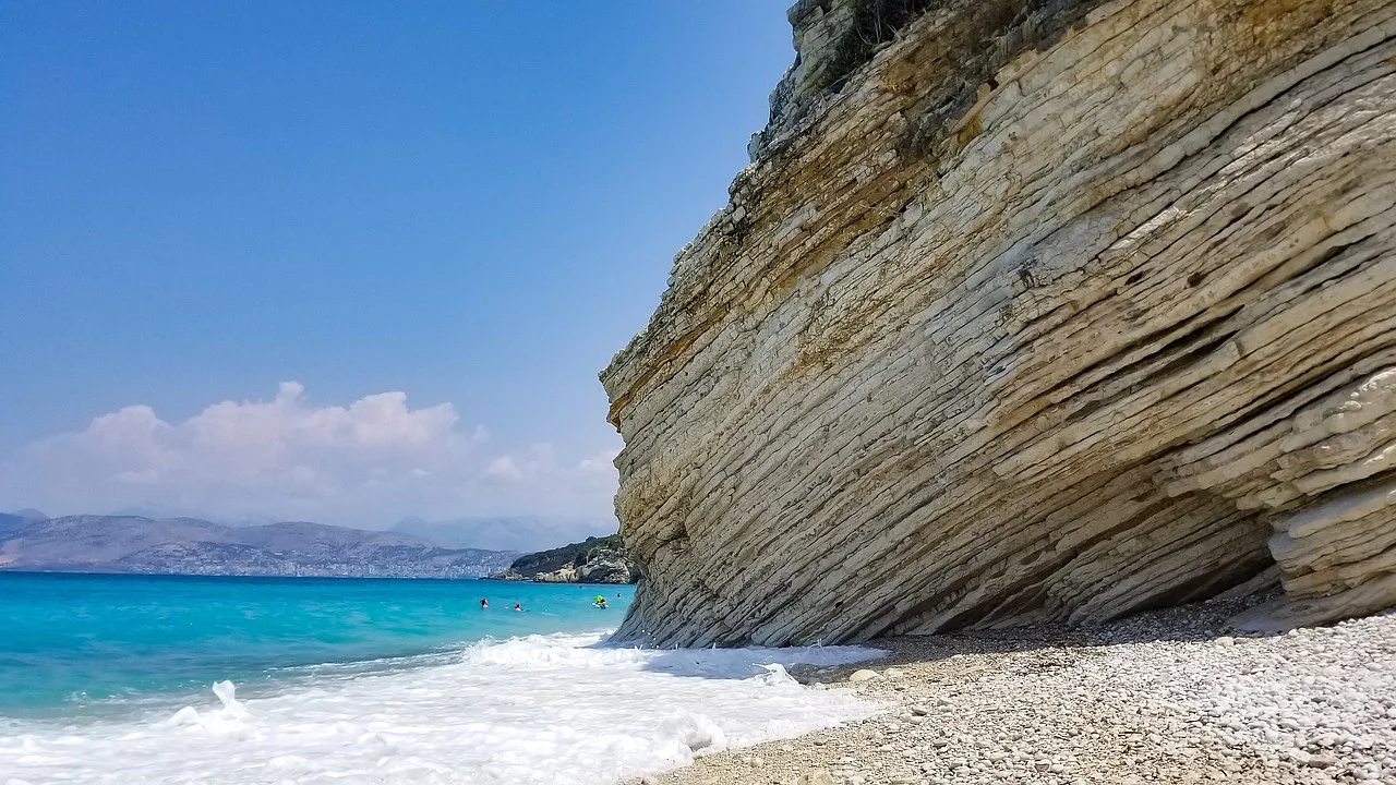 Plaża w Sarandzie, Albania z krystalicznie czystym oceanem i wakacyjnym klimatem.