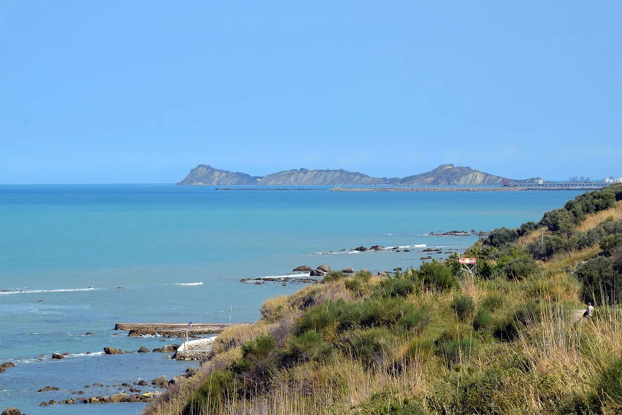 brzeże Durres w Albanii z widokiem na Adriatyk i naturalne otoczenie.