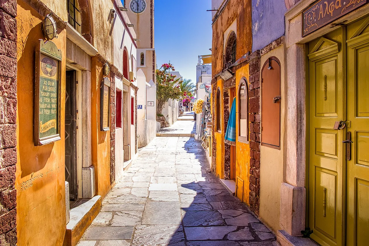 architektura wioski Ia na wyspie Santorini, Grecja, z widokiem na błękitne morze i niebo