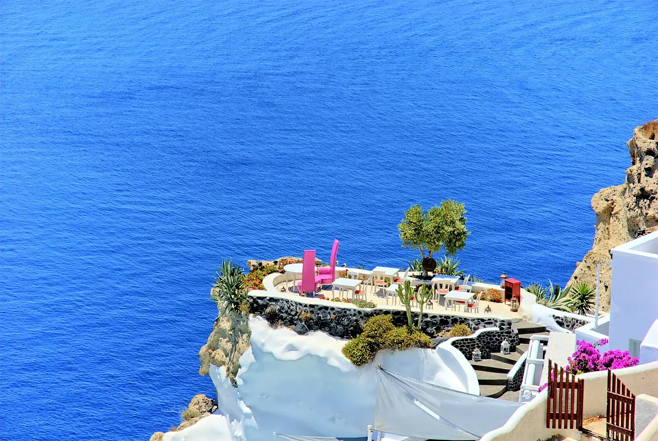 Panorama wybrzeża Santorini w Grecji, z widokiem na morze i malownicze klify