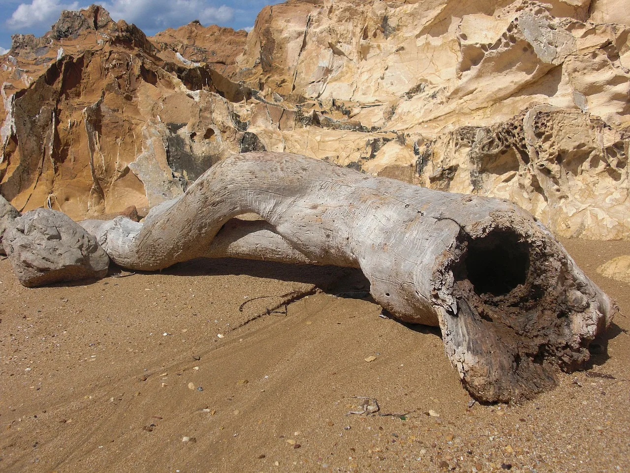 Sztuka land art na Minorca przedstawiająca antropomorficzną figurę w naturalnym krajobrazie.