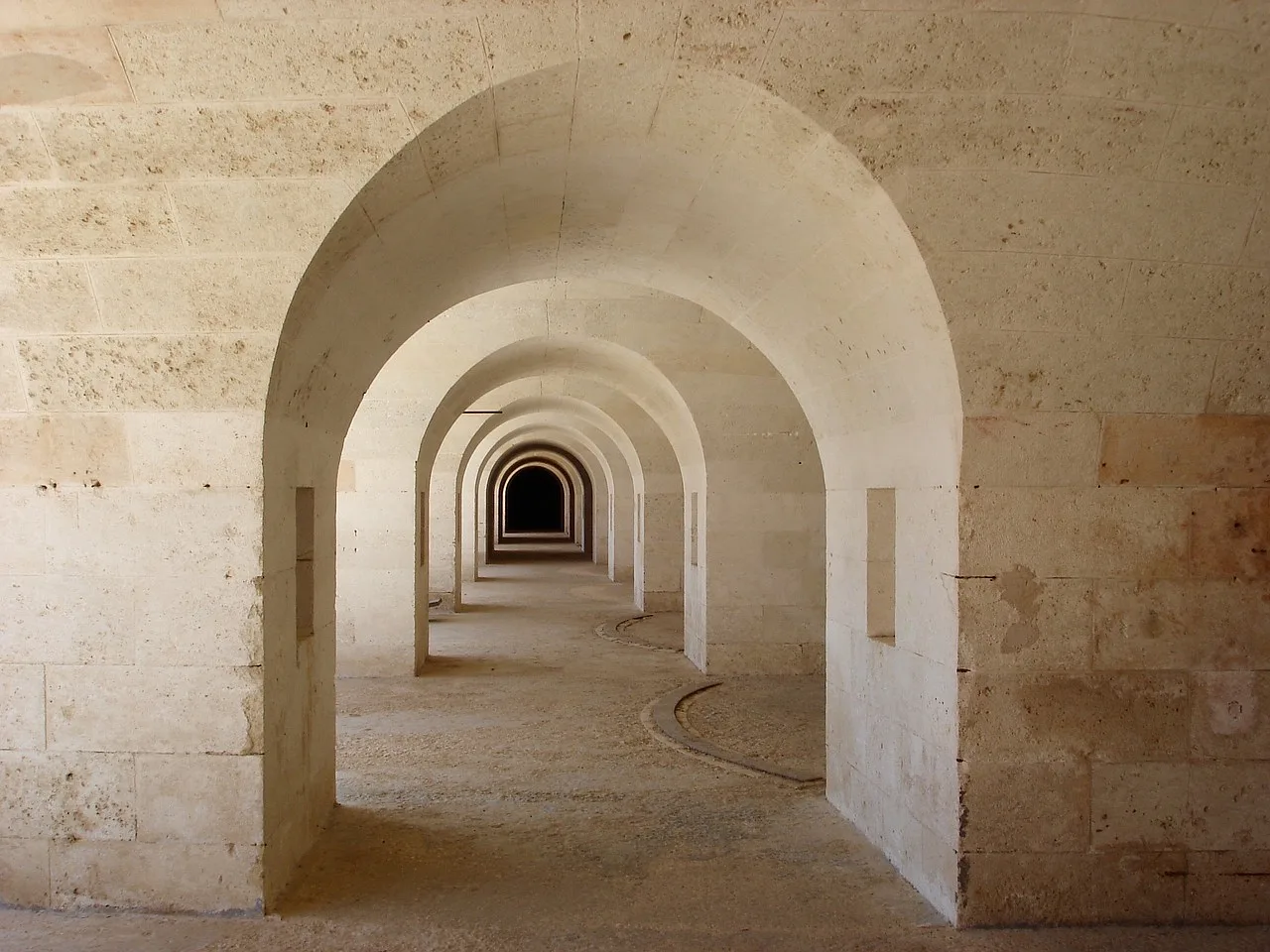 Widok na Mahón na wyspie Minorka, forteca i łukami architektonicznymi.