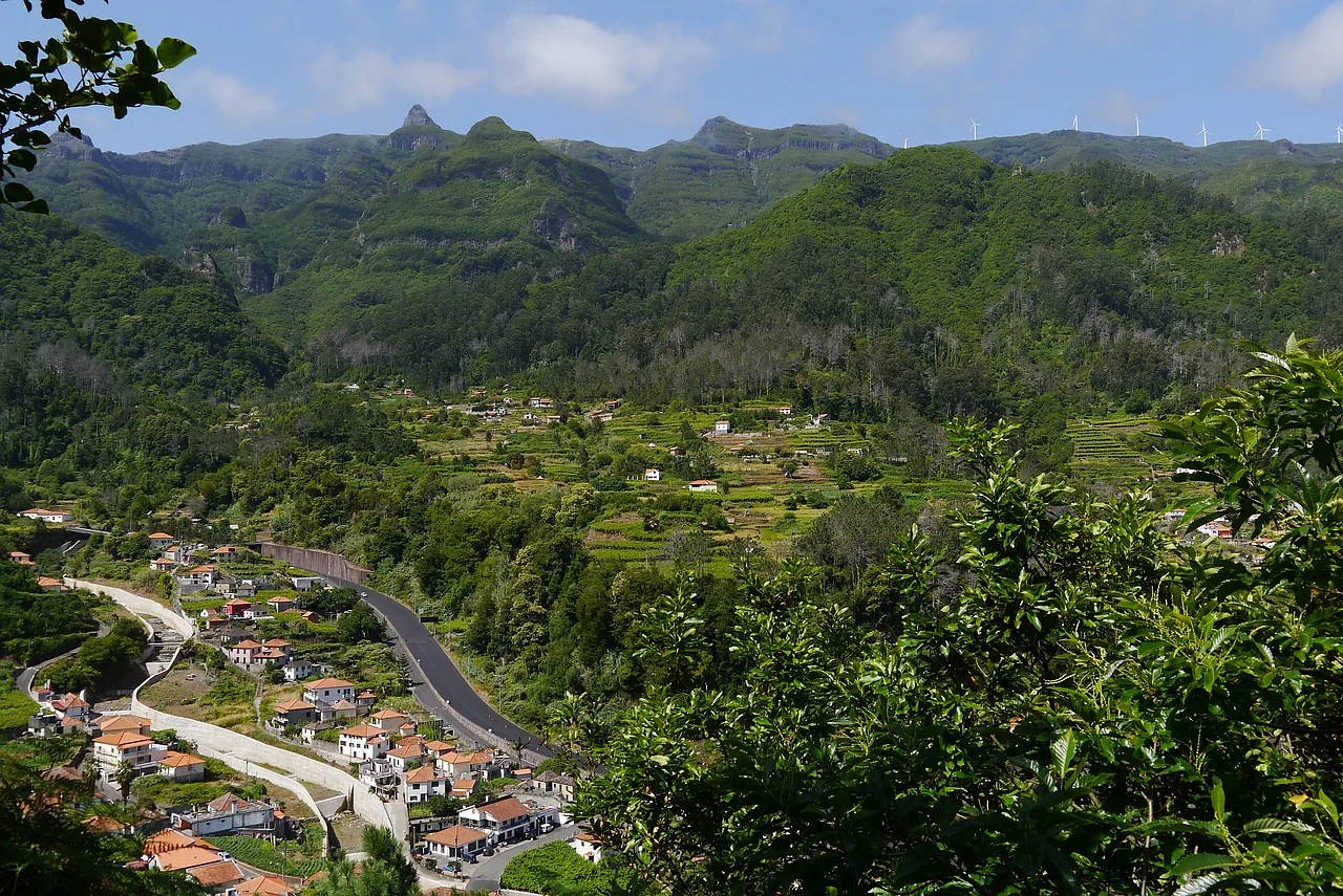 Widok na górski krajobraz na wyspie Madeira, z wysokimi górami, szlakami wędrówkowymi i lasem eukaliptusowym.