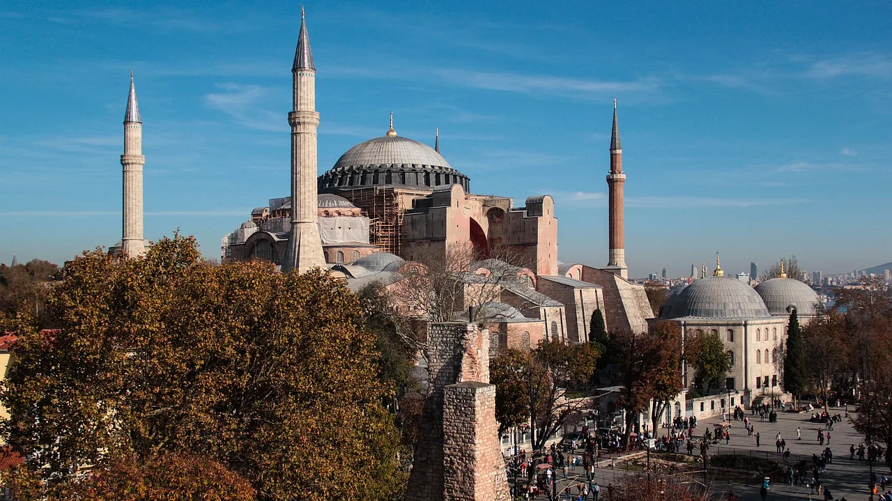Hagia Sophia w Stambule, Turcja – historyczna budowla o funkcji kościoła, meczetu i muzeum, z charakterystycznymi minaretami.