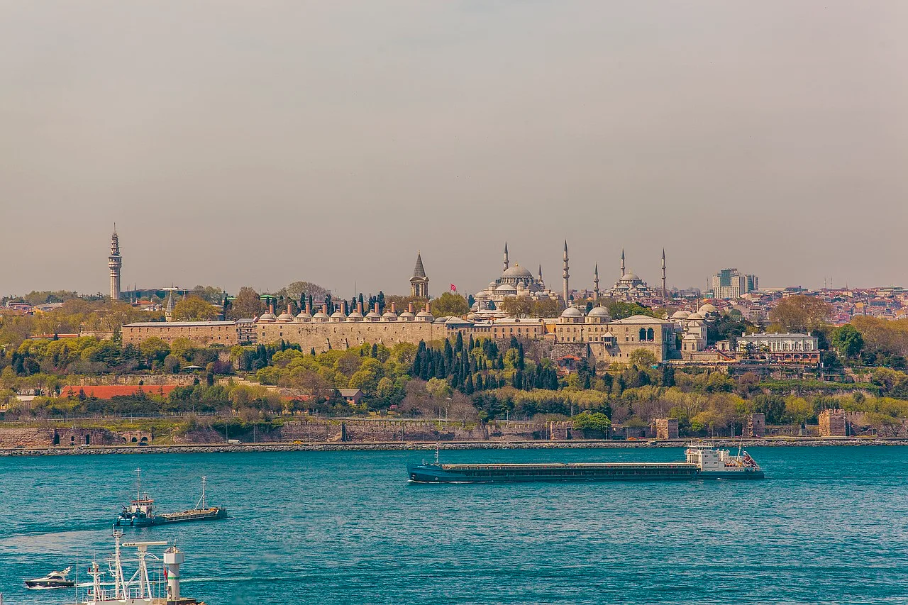 Pałac Topkapi w Stambule, Turcja – muzeum z widokiem na panoramę miasta i Hagia Sophia, prezentujące historyczne bogactwo i architekturę.