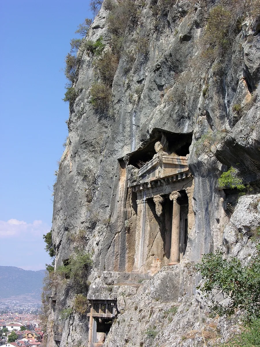 Grobowiec skalny w Fethiye, Turcja – starożytna architektura Lycyjczyków z widocznymi detalami, takimi jak kolumny i rzeźby w skale.