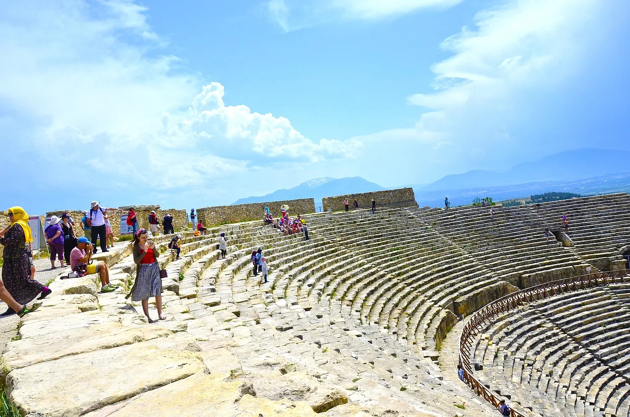 Starożytne ruiny Hierapolis w Pamukkale, Turcja, ukazujące antyczne budowle i struktury w malowniczym otoczeniu travertynów.