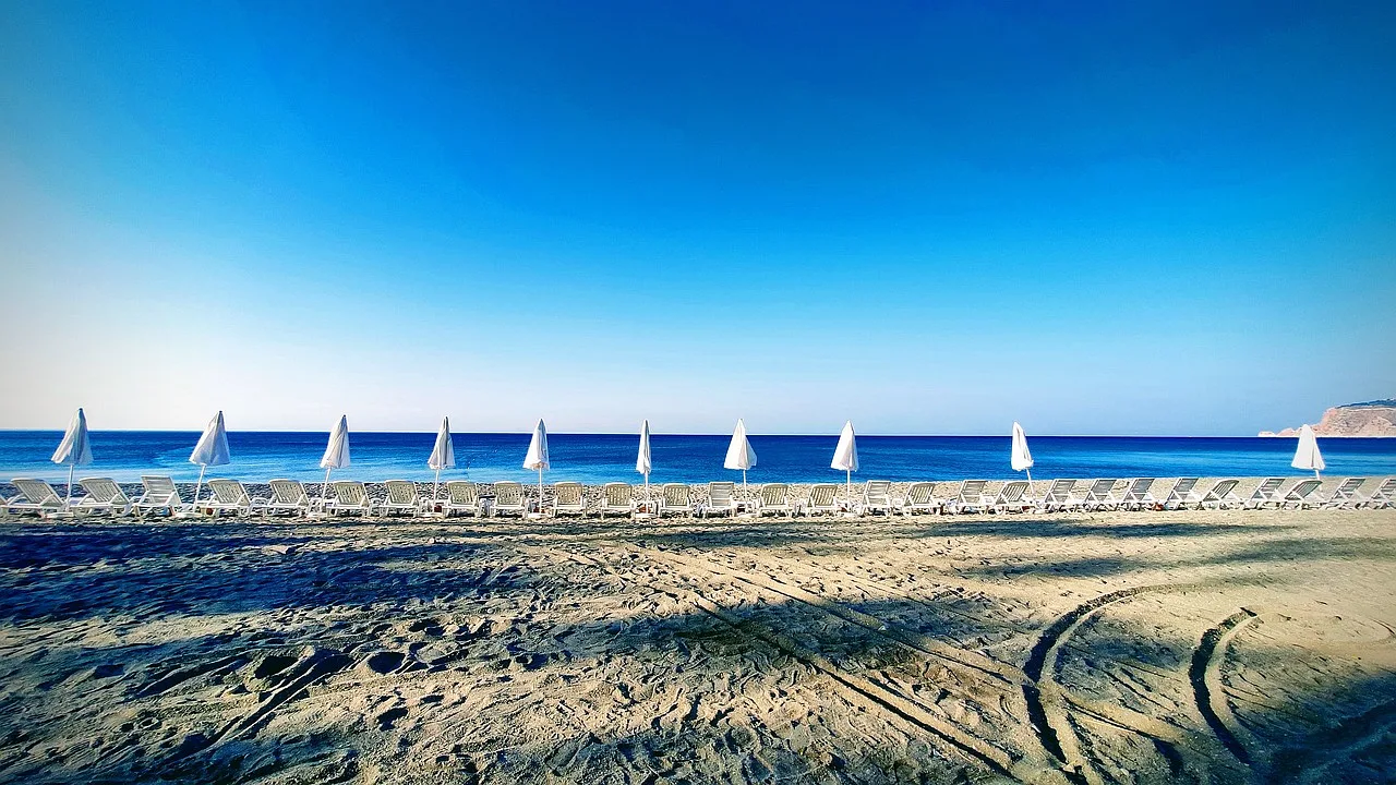 Plaża w Alanyi, Turcja, z widokiem na błękitne niebo i Morze Śródziemne