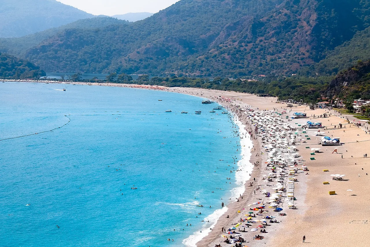 Widok na plażę w Oludeniz, Fethiye, z lazurową wodą i klifami w tle